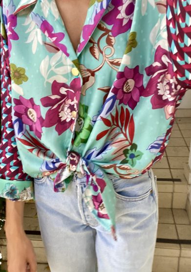 camicia Susanna blu mix di sete stampate a fiori e geometrica manica kimono