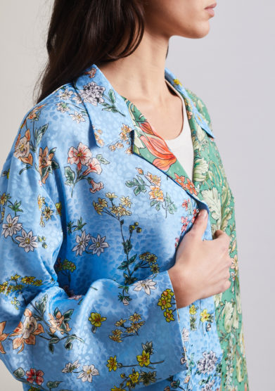 camicia artigianale in mix di sete Susanna blu celeste e verde stampate a fiori